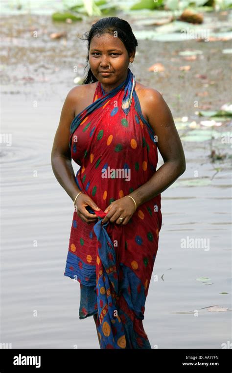 indian women bathing